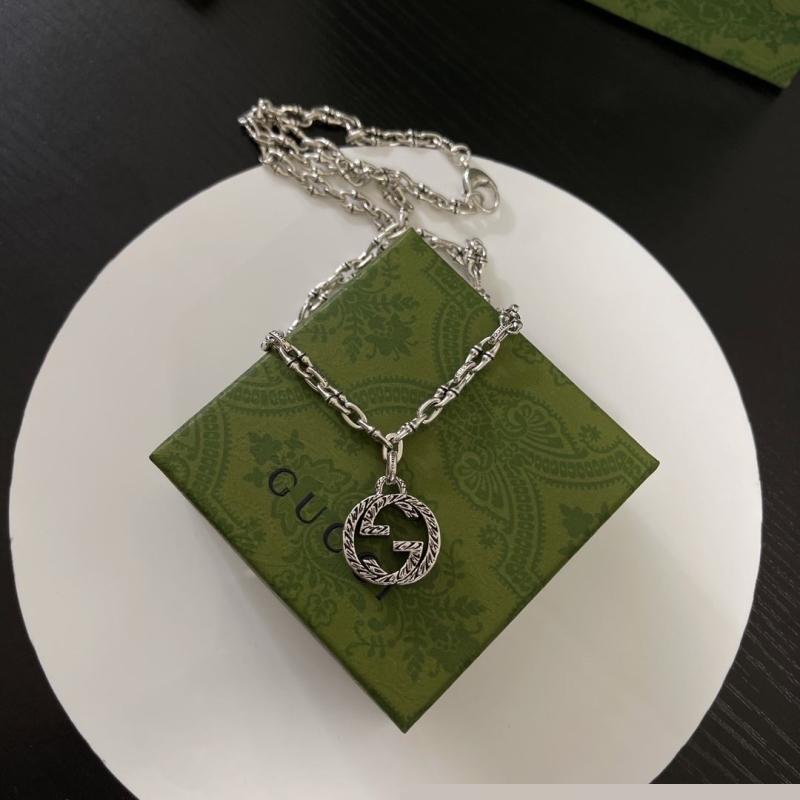 G*u*i necklaces